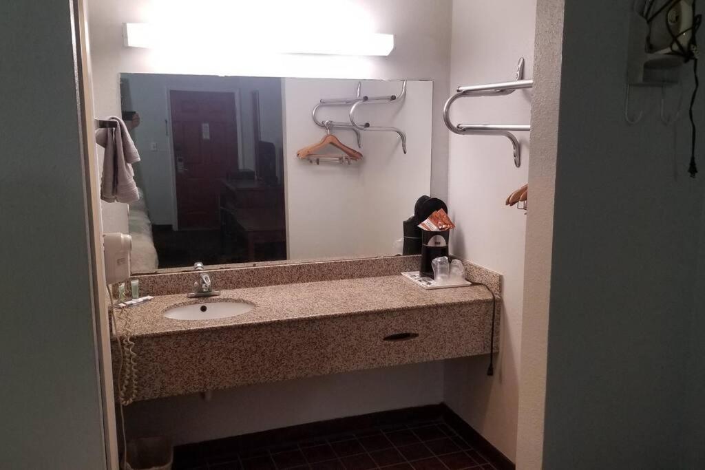 Hotel 2 Queens Beds Hotel Room 127 Stillwater Esterno foto